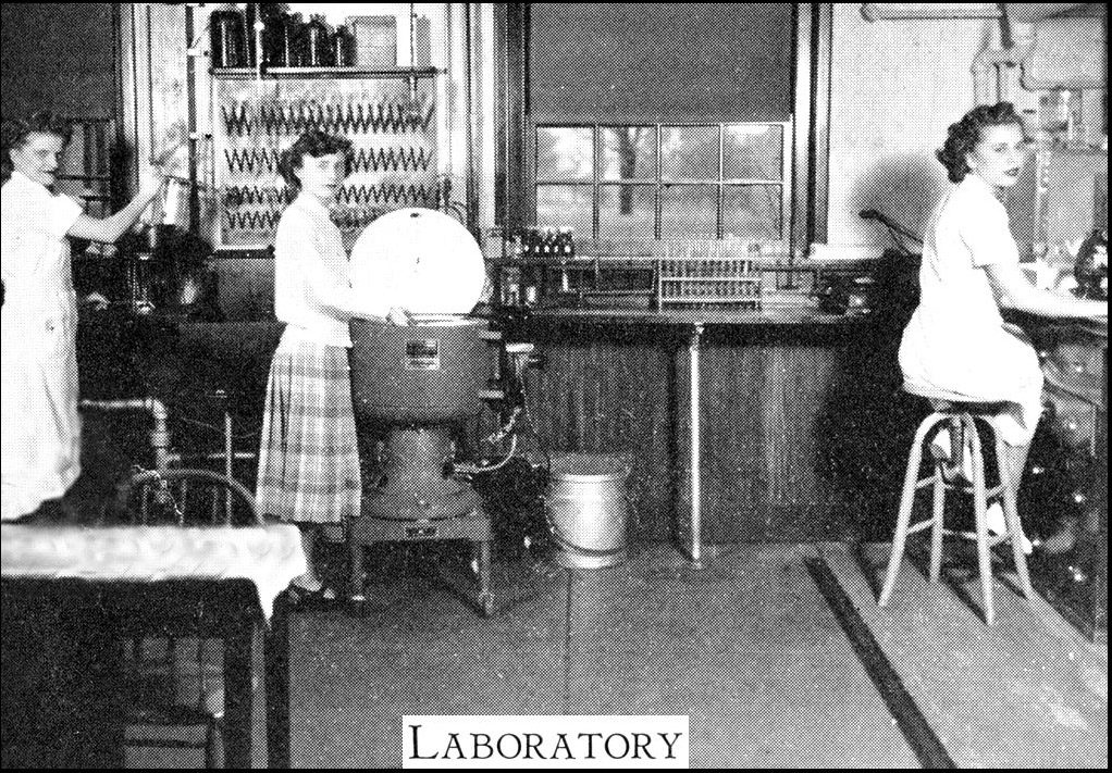 Ruang laboratorium sebuah fasilitas layanan kesehatan dengan peralatan pemeriksaan medis.