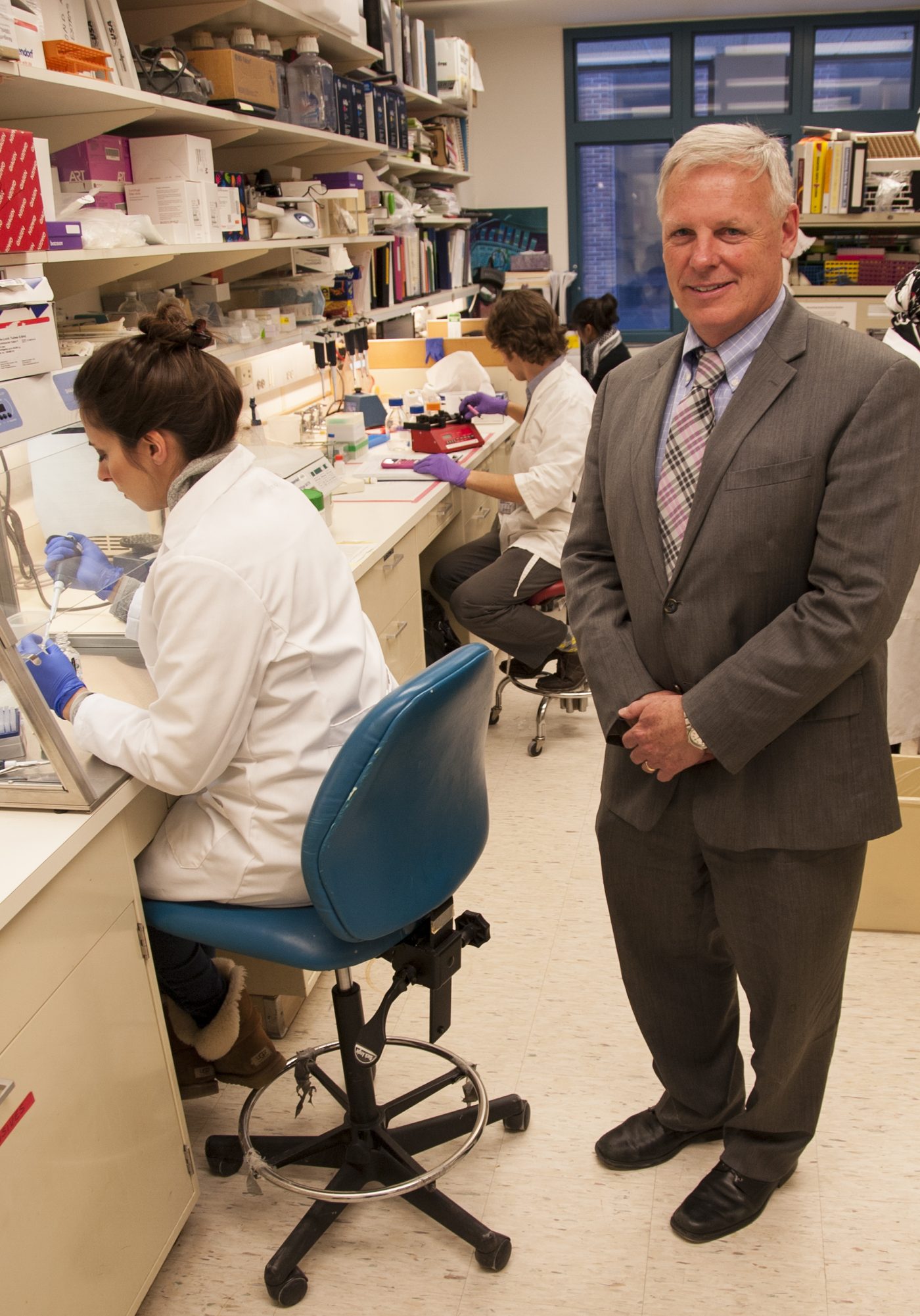 Steven Bauer, Ph.D., berdiri sambil mengunjungi timnya yang bekerja di laboratorium FDA di kampus National Institutes of Health, Bethesda, Md.