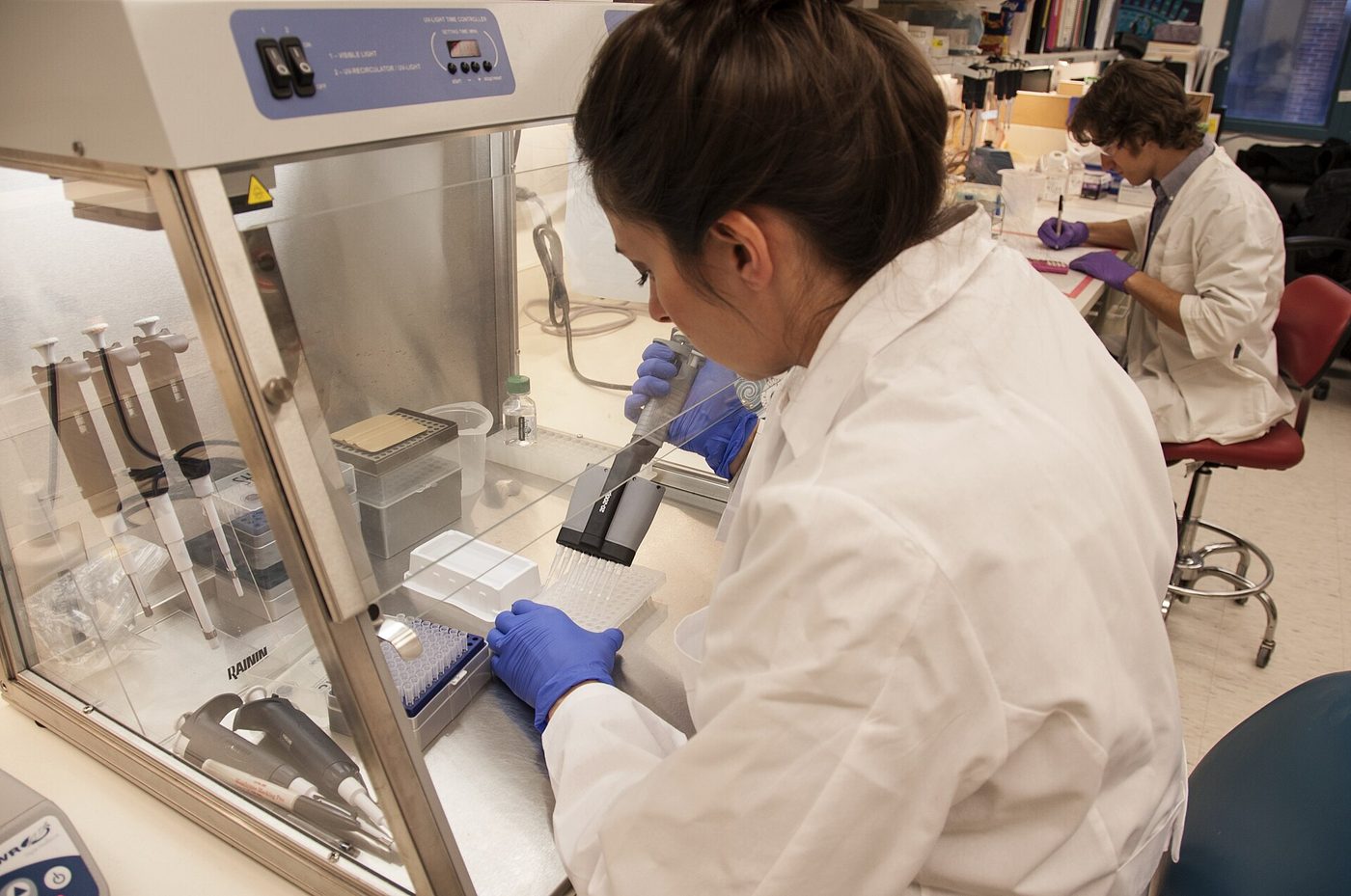 Jessica Lo Surdo, M.S., seorang ilmuwan staf FDA, meneliti reaksi berantai pada sel punca di laboratorium FDA di Bethesda, Md.