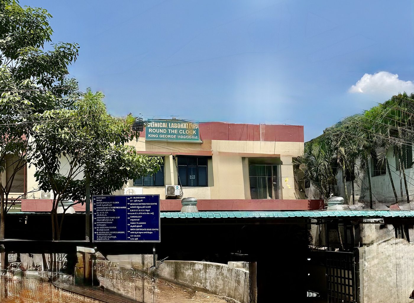 Laboratorium klinis di King George Hospital, Visakhapatnam, dengan peralatan pemeriksaan medis.