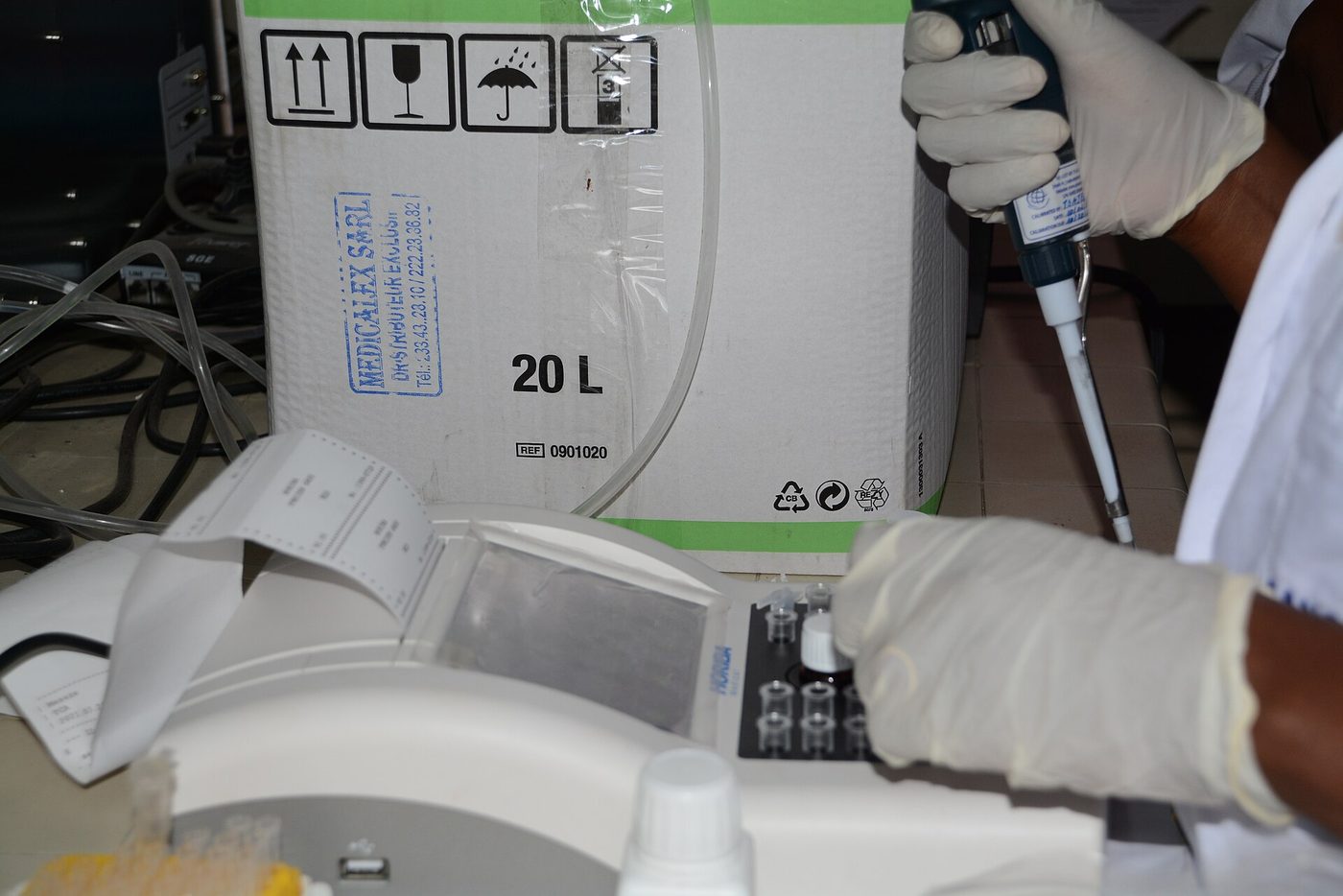 Pemeriksaan di laboratorium medis Laquintinie Hospital, Douala.