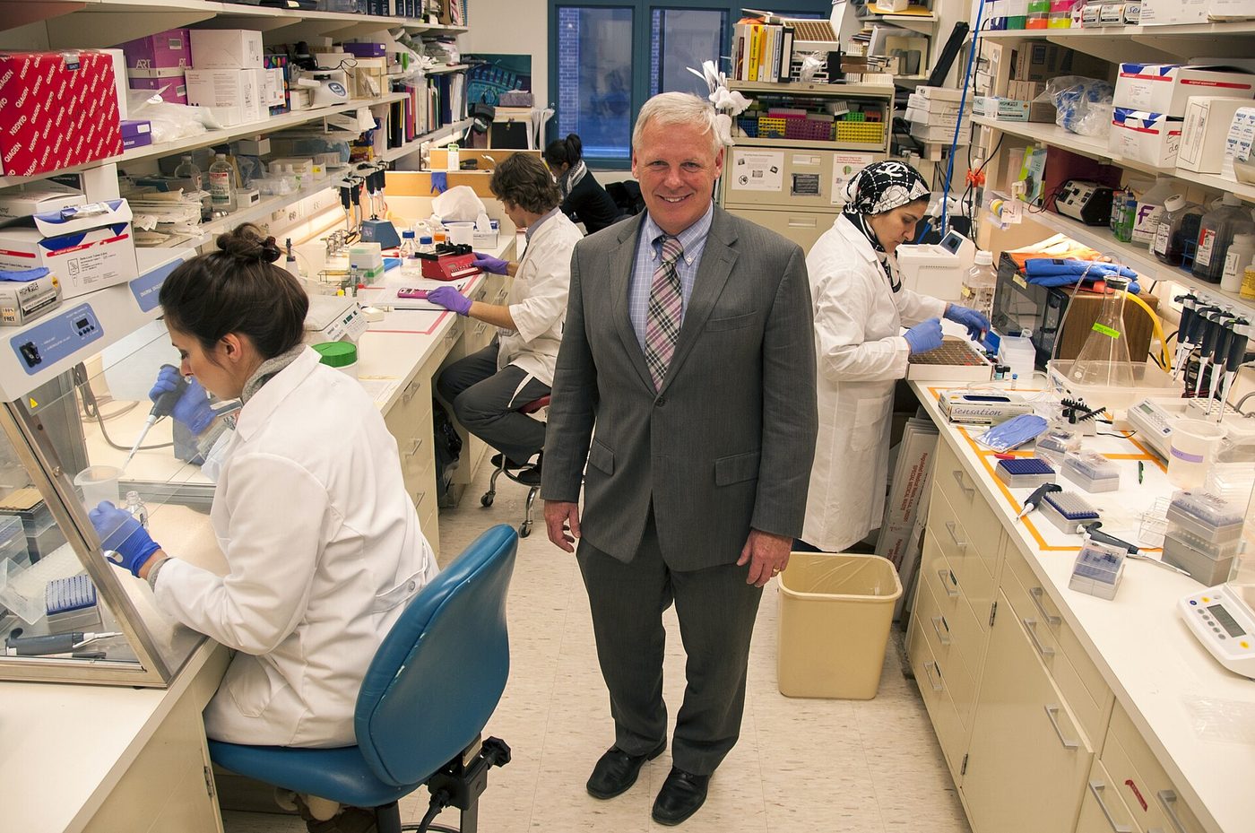 Steven Bauer, Ph.D., kepala Cellular and Tissue Therapy Branch di Office of Cellular Tissue and Gene Therapies FDA, berdiri sambil mengunjungi tim ilmuwannya di laboratorium FDA.