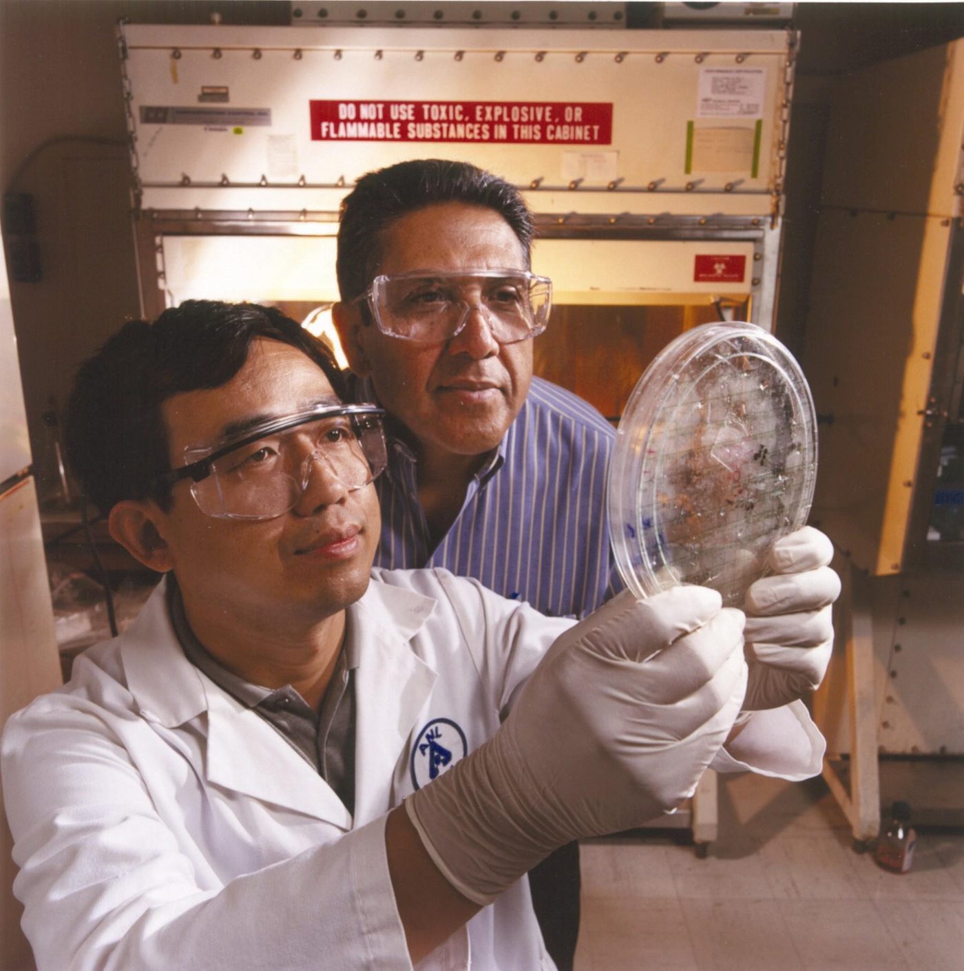 Peneliti federal di Argonne National Laboratory memeriksa sel punca pluripoten terinduksi.